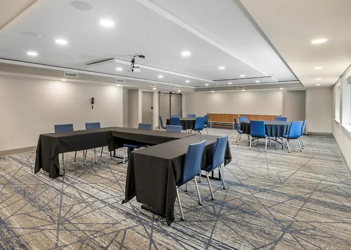 Express Chicago-downers Grove By Ihg Hotel