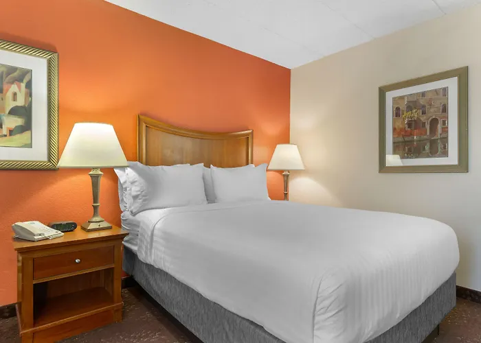 Hotel Express Chicago-downers Grove By Ihg 2*
